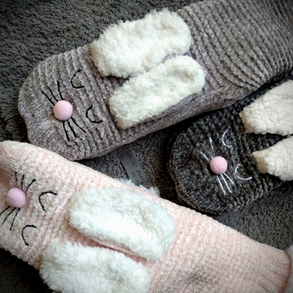 🍒NWT🍒 SNOW BUNNY NONSLIP SLIPPER SOCKS - Picture 8 of 11